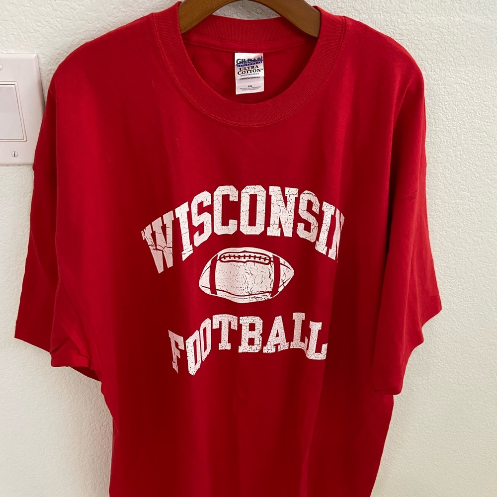 New! Wisconsin Badgers mens red tee